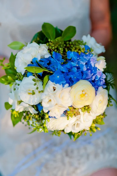 Novia con ramo de boda — Foto de Stock