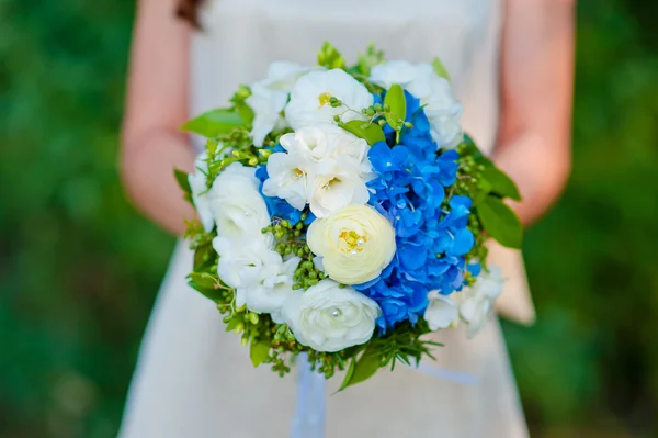 結婚式の花束を持つ花嫁 — ストック写真