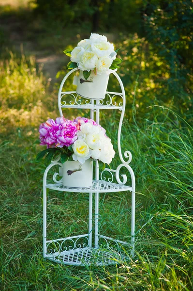 Ramillete de rosas hortensias sobre soporte metálico decorativo — Foto de Stock