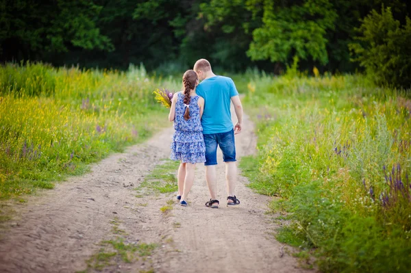 Casal apaixonado passeando juntos em um belo parque — Fotografia de Stock