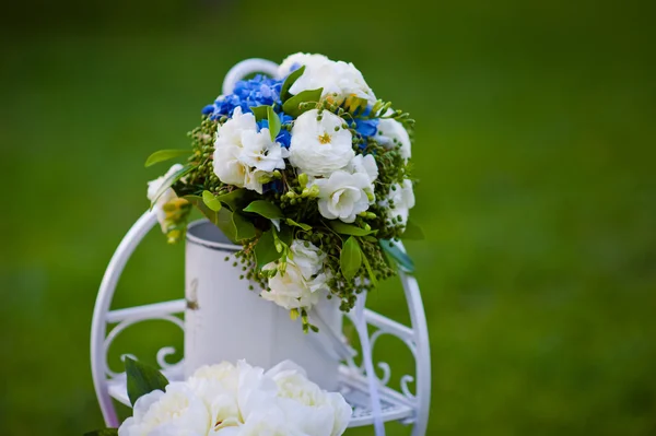 Ramillete de rosas hortensias sobre soporte metálico decorativo —  Fotos de Stock