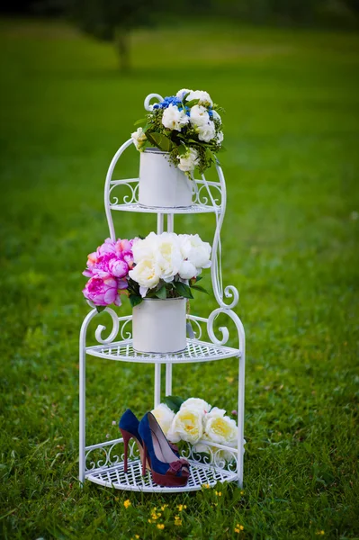 Buquê de rosas hortênsias em suporte de metal decorativo — Fotografia de Stock