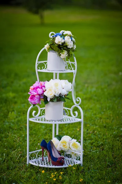 Ramillete de rosas hortensias sobre soporte metálico decorativo —  Fotos de Stock