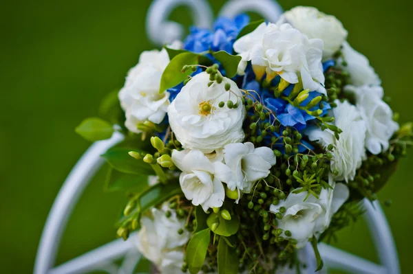Bouquet av roser hortensia på dekorativt metallstativ – stockfoto