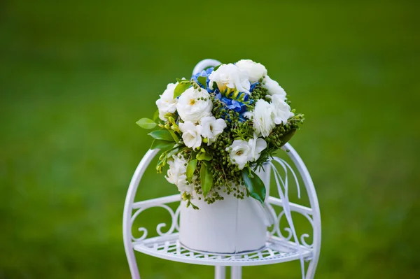 Ramillete de rosas hortensias sobre soporte metálico decorativo —  Fotos de Stock