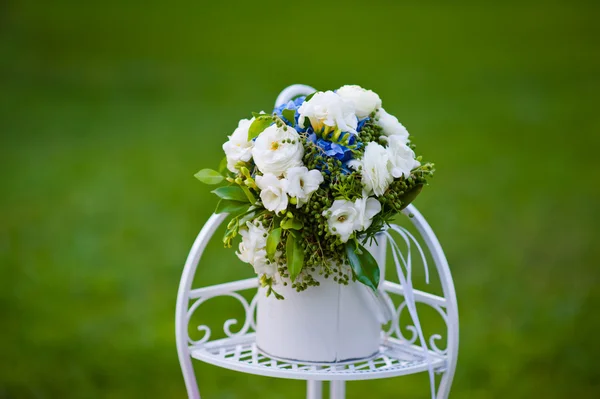 Bouquet av roser hortensia på dekorativt metallstativ – stockfoto