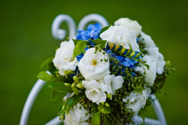 Boeket rozen hortensia op decoratieve metal staan — Stockfoto
