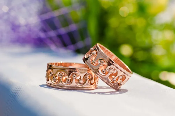 Anillos de boda de oro en la mesa — Foto de Stock