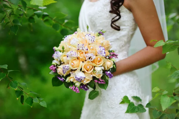 Noiva segurando buquê de casamento — Fotografia de Stock