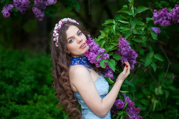 Красива дівчина з квітковим бузком — стокове фото