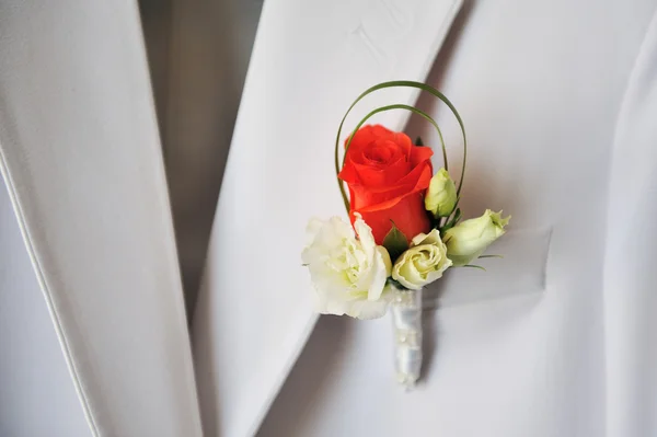 Noivo vermelho e branco rosa boutonniere — Fotografia de Stock