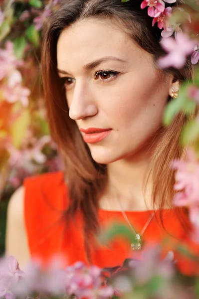 Portrait beautiful girl on background blooming tree — Stock Photo, Image