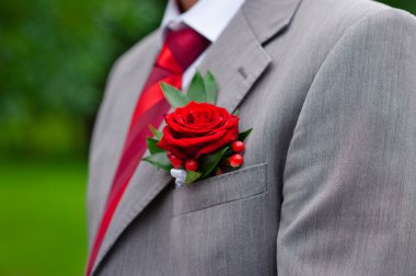 Gri damat ceket kırmızı yaka çiçeği