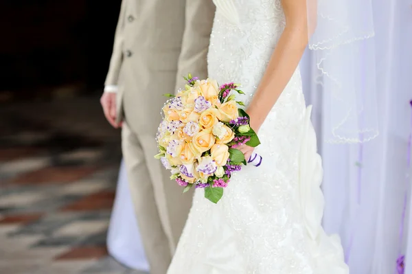 Beau bouquet de mariage aux mains de la mariée — Photo