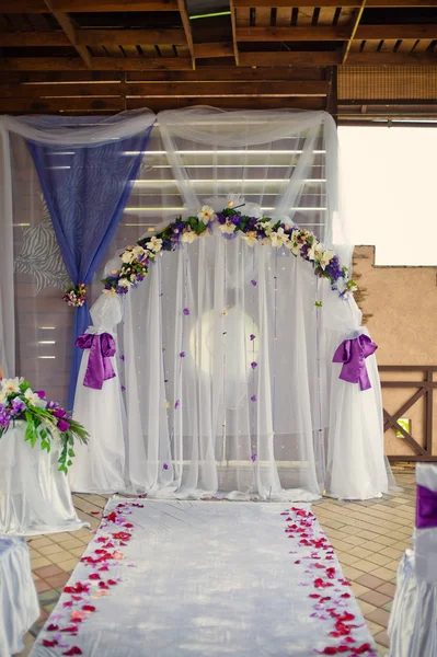 Bir düğün töreni için çiçekli düğün kemer — Stok fotoğraf