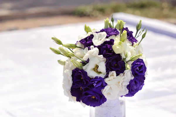 Ramo de flores blancas y violetas sobre fondo blanco — Foto de Stock