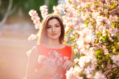 güzel bir kadın beyaz çiçekli ağaç