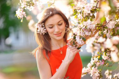 güzel bir kadın beyaz çiçekli ağaç