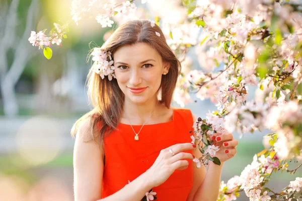 Schöne Frau mit weißblühendem Baum — Stockfoto