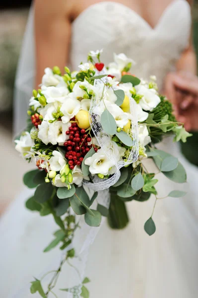 Свадебный букет с белыми цветами — стоковое фото