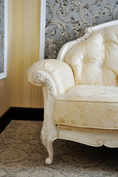Bílá kožená pohovka v pokoji — Stock fotografie