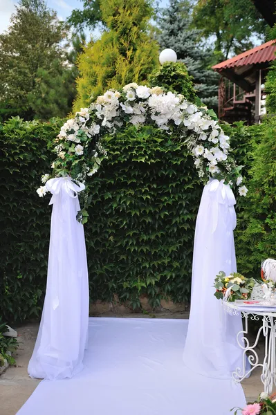 Arco de casamento com flores brancas — Fotografia de Stock