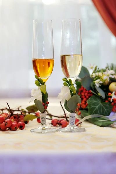 Dos copas de champán en la mesa de bodas — Foto de Stock