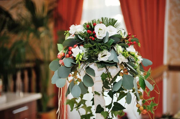 Bouquet of flowers on decorative metal stand — Stock Photo, Image