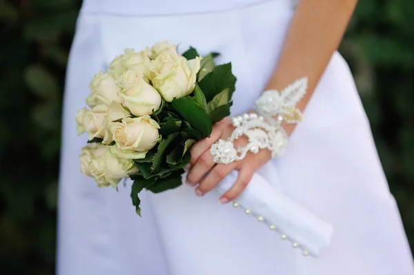 Bouquet de mariage entre les mains de la mariée — Photo