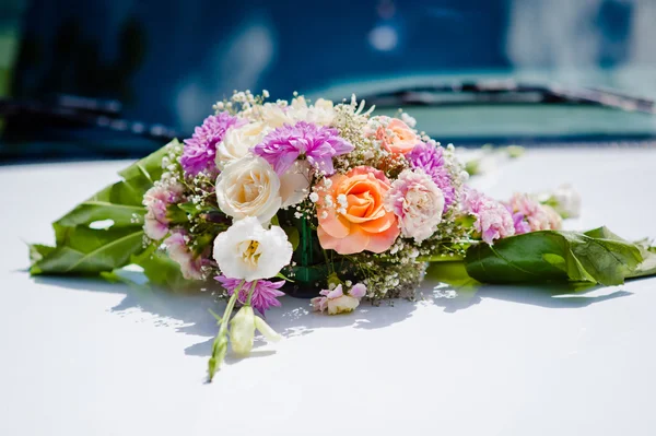 Свадебный букет невесты лежит на столе — стоковое фото