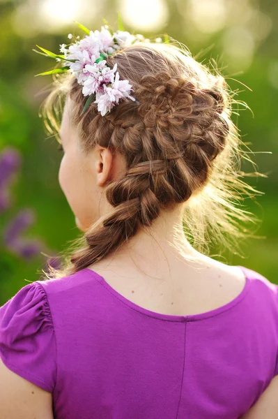 Vacker flicka står i parken. vy från baksidan — Stockfoto