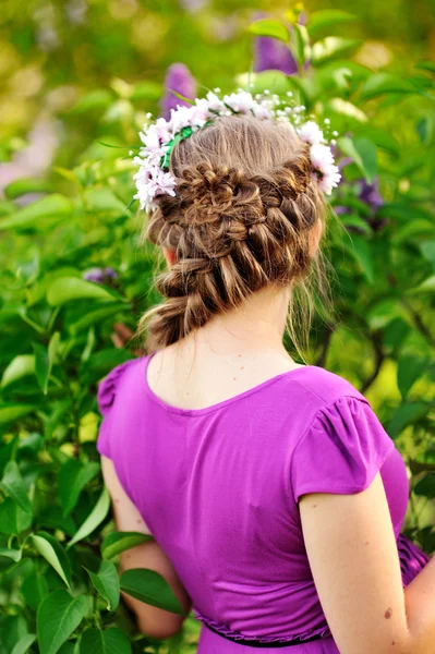 Vacker flicka står i parken. vy från baksidan — Stockfoto