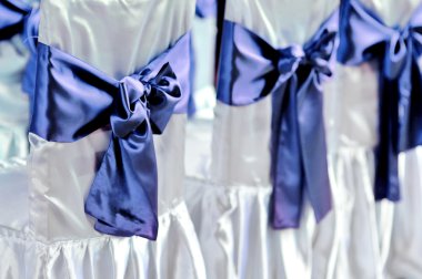 sandalyeler mor yay ile dekore edilmiştir