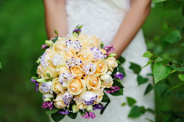 Noiva segurando buquê de casamento branco de rosas e flor do amor — Fotografia de Stock