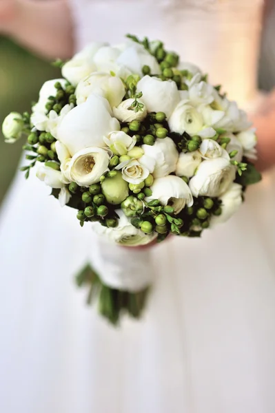 Krásné bílé svatební kytice v ruce nevěsty — Stock fotografie