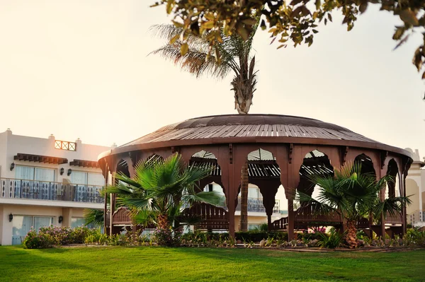 Palme e bungalow in hotel a Hurghada, Egitto — Foto Stock