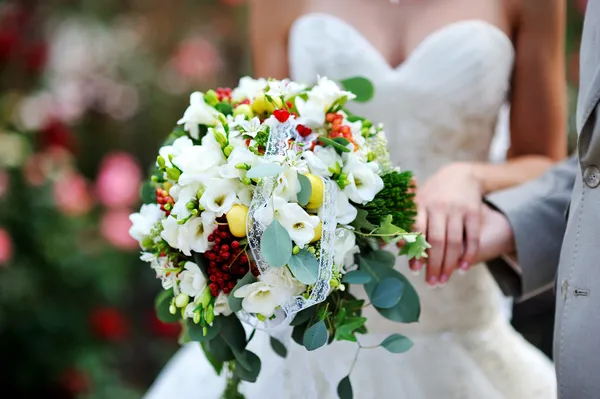 Krásné svatební kytice v ruce nevěsty — Stock fotografie