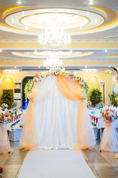 Όμορφη γαμήλια αψίδα με λουλούδια — Φωτογραφία Αρχείου