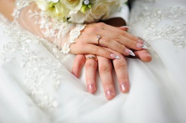 damat ve gelin halkaları üzerinde beyaz bir elbise ile