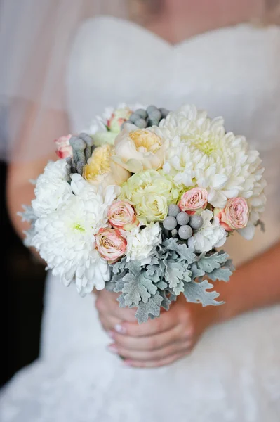 新娘手持美丽的婚礼花束 — 图库照片