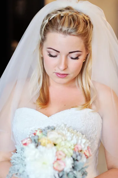 Mariée tenant beau bouquet de mariage — Photo