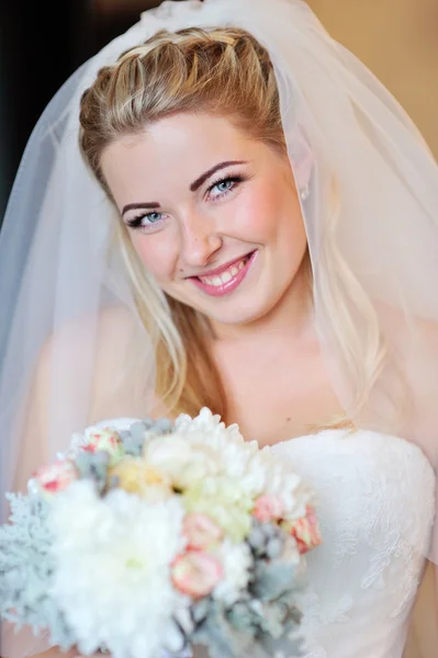 Nevěsta drží krásné svatební kytice — Stock fotografie