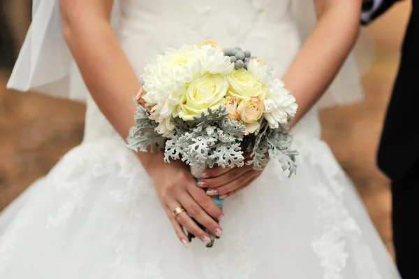 Braut mit weißem Brautstrauß aus Rosen und Liebesblume — Stockfoto