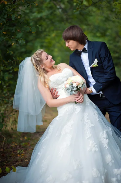 Novia elegante y novio posando juntos al aire libre en un día de boda — Foto de Stock