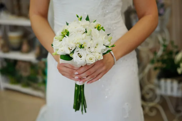 Bruid houden witte bruiloft boeket rozen — Stockfoto