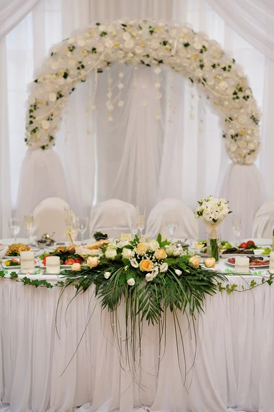 Wedding table bride and groom — Stock Photo, Image