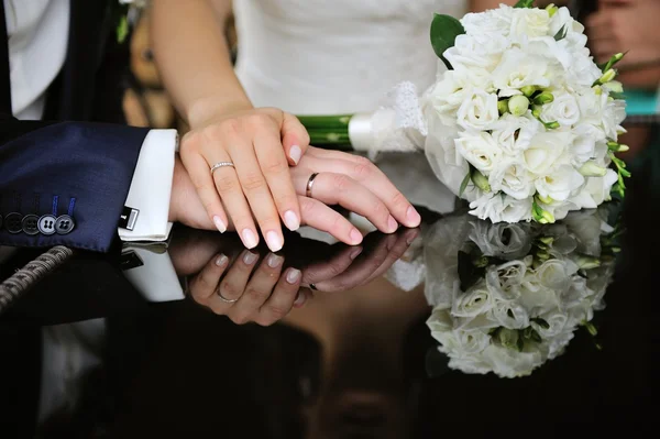 Νύφη και γαμπρός και άσπρο γαμήλιο μπουκέτο — Φωτογραφία Αρχείου