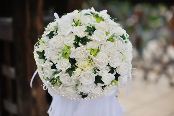 Schöner Hochzeitsblumenstrauß auf Holzweg — Stockfoto