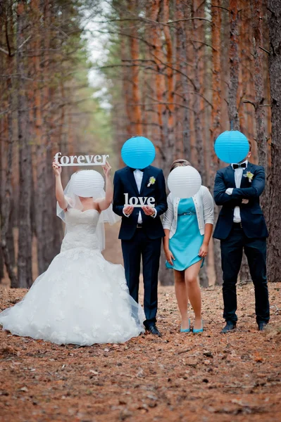 Sposo, sposa e testimoni che camminano nella pineta autunnale — Foto Stock