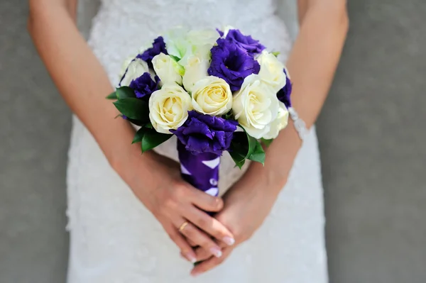 Sposa tenere bel bouquet da sposa — Foto Stock